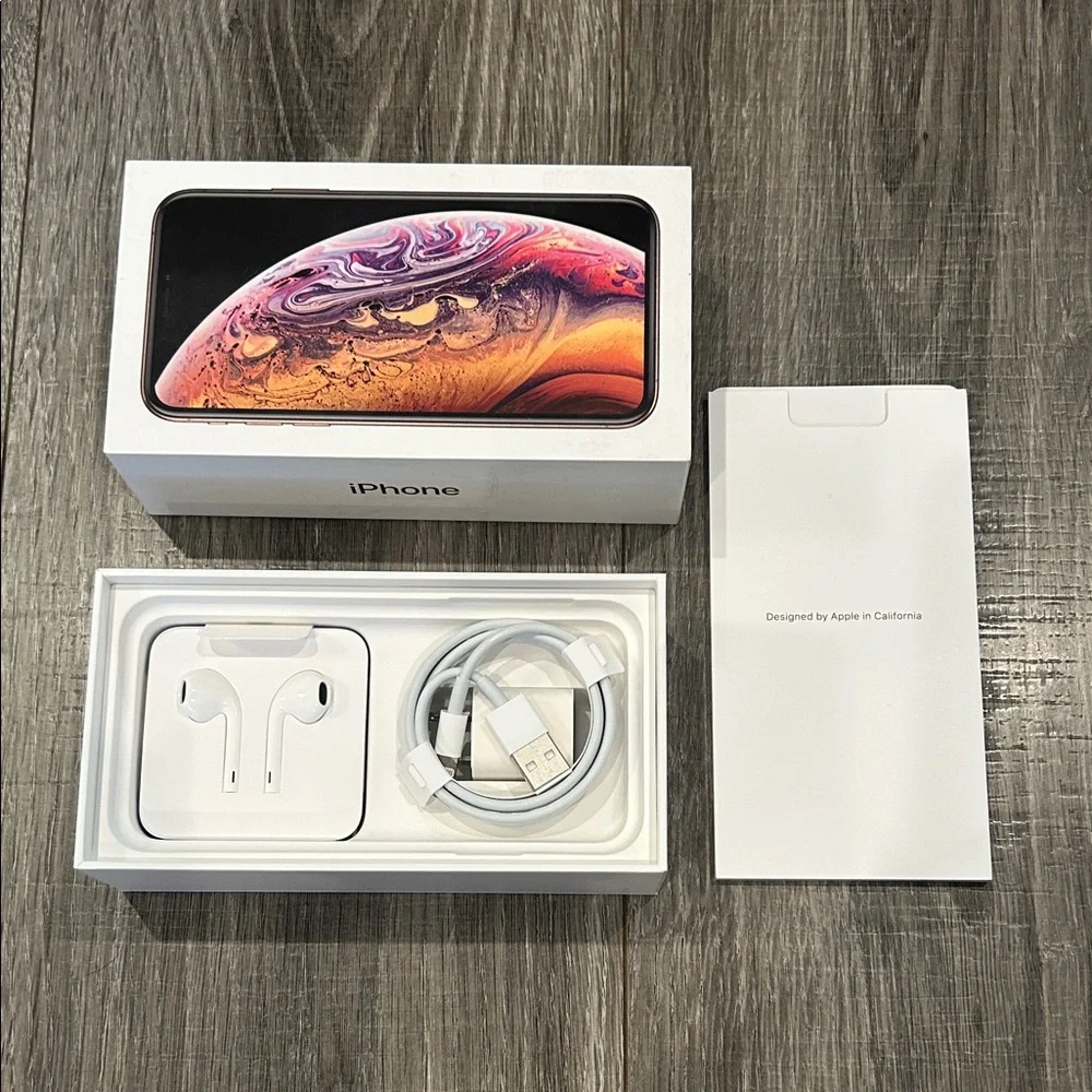 Apple White EarPods and Lightning to USB Cable Accessory Set